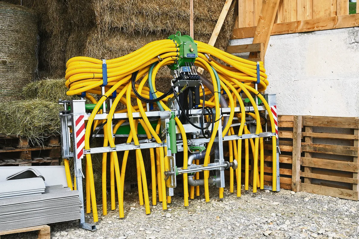 8dc71d3ab81cfd35ba2ec48f2ae38def9795fa68 Dieser Schleppschlauch wird kaum Staub ansetzen: Fünf Landwirte haben ihn gemeinsam gekauft. (Bild jba)