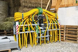 Dieser Schleppschlauch wird kaum Staub ansetzen: Fünf Landwirte haben ihn gemeinsam gekauft. (Bild jba)