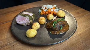 Als Hauptspeise serviert Fabienne Isenegger Zweierlei vom Schwein mit frittierten Kartoffelkugeln, Karotten und Kohlrabi.