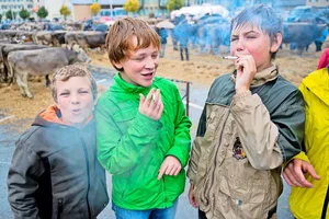 Rauchende Kinder an der Viehschau in Appenzell (Aufnahme von 2010). Auch heute probieren Jugendliche gerne Tabakprodukte aus, am beliebtesten ist der Schnupf.