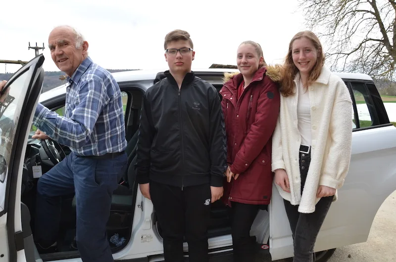 d6f214d656f09e46a40daef326c827efb20b4f8f Zwar wird Grossvater Peter Spengler nicht mehr so oft von seinen Enkelkindern besucht, aber sein Taxidienst ist dann doch praktisch für Luca, Jael und Simona Kramer (v. l. n. r.). (Bilder Marianne Stamm)