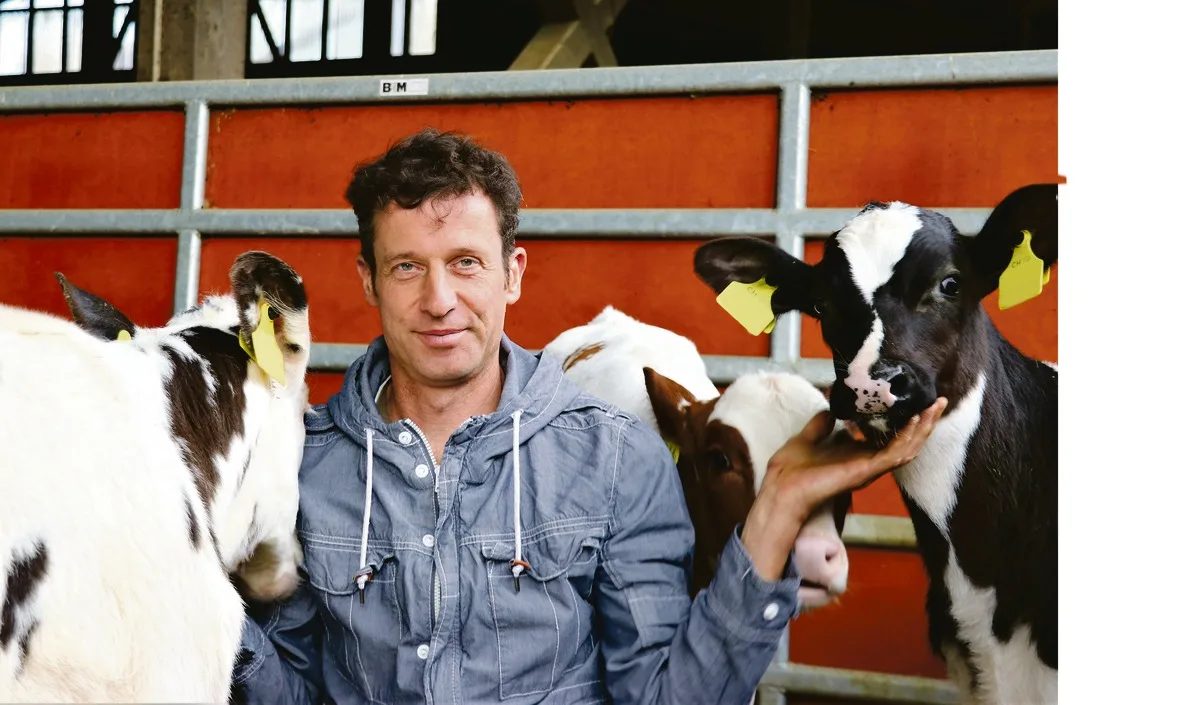9fdb3d21aa923e8b48f810c845d8f5a0ef3c4d00 Trotz grosser Herde: Für Heinz Meier ist sorgfältige Betreuung der Tiere selbstverständlich, angefangen bei den Kälbern.(Bild rae)