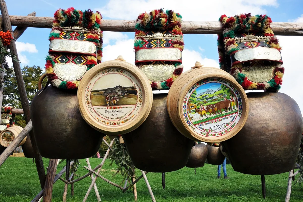 Unter_anderem_im_Toggenburg_werden_den_Kühen_die_drei_klanglich_aufeinander_abgestimmten_Senntumsschellen_zur_umgehängt. Schelle, Glocke oder Treichel?
