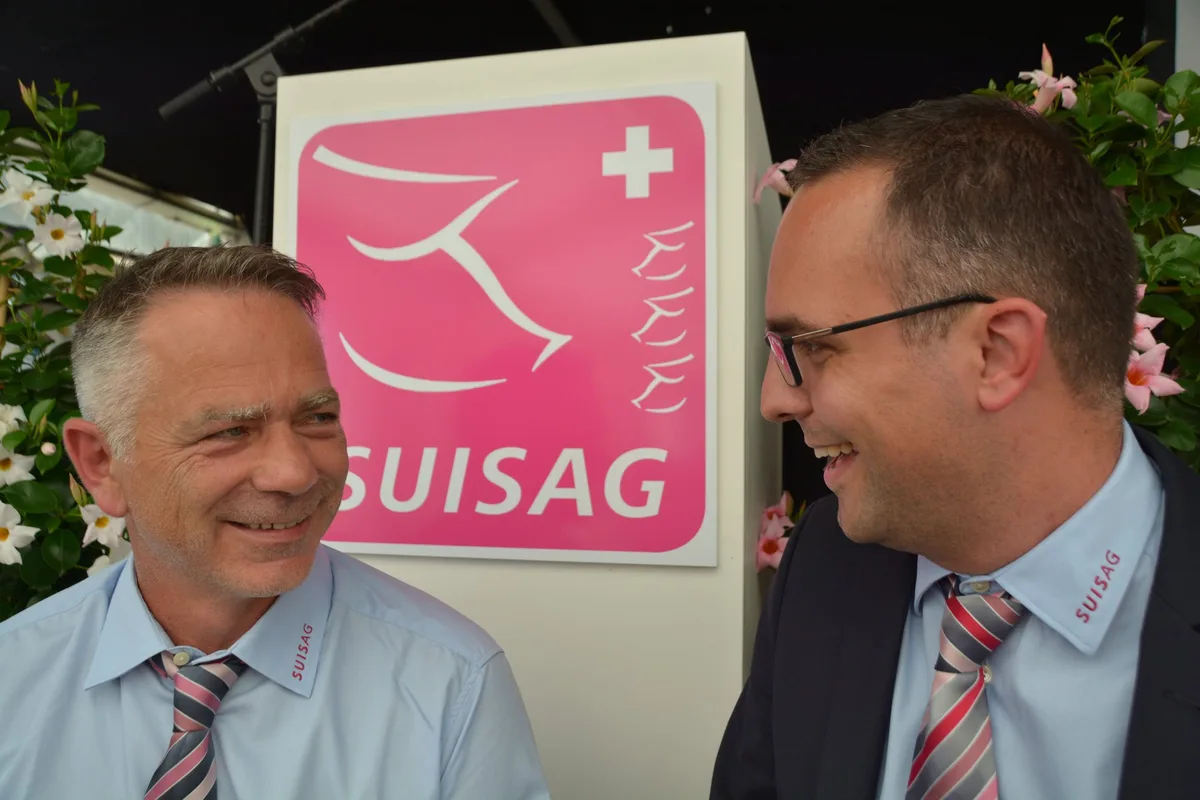 7d18ab9355190c027657d8114c53b5416466c738 Haben gut lachen, die Suisag ist auf Kurs: Präsident Jürg Barmettler (links) und Geschäftsführer Matteo Aepli nach der 21. Generalversammlung. (Bild aem)