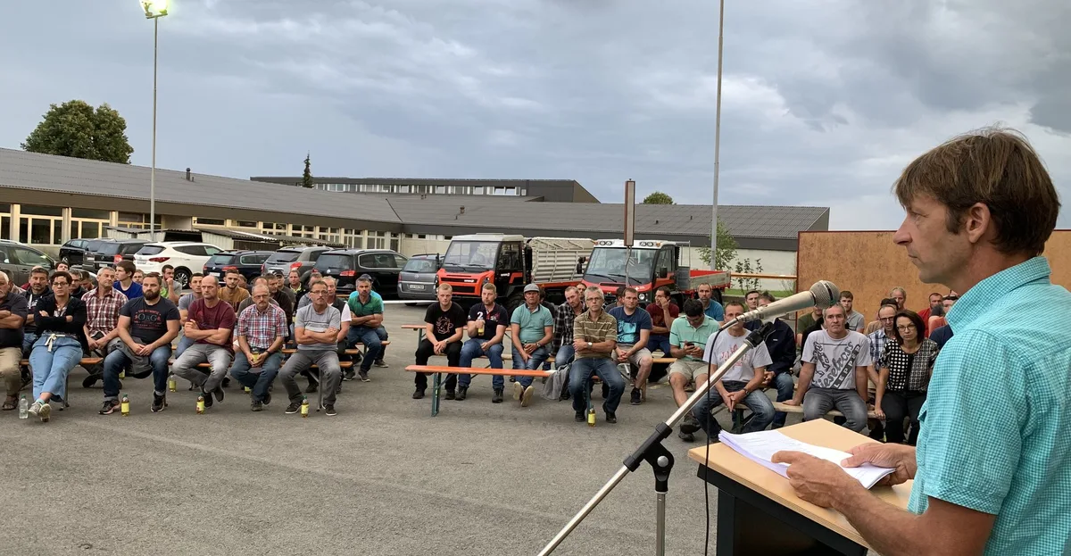 c0fb0aa58be4e98fcdb1e18105419f6ae1b0eaf2 An der Bauernversammlung beim BBZN Hohenrain orientierte Heinz Schmid vom Bäuerinnen- und Bauernverein Unteres Seetal über die Beschwerde gegen die angepasste kantonale Phosphorverordnung und die Absichten für die Gründung einer IG. (Bild js)