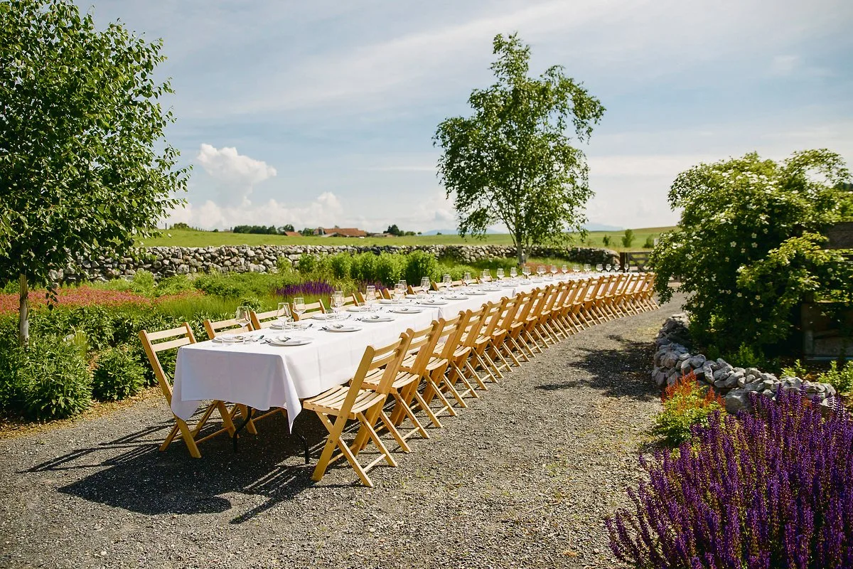 3d3d2f881af67ed20d28b3855959a9a63b22b868 «Farm Table»: Der lange, schön gedeckte Tisch auf einem Bauernhof gibt dem Projekt den Namen. (Bild zVg)