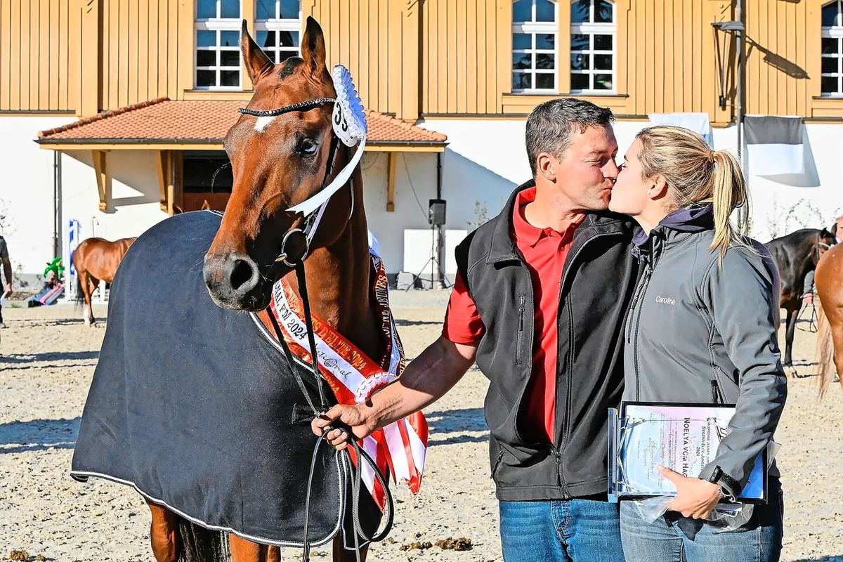 f344ff2d82935673dc5323ee37d2934655449a6a31a1ee63ae2863f5ea36a5c3 Die stolzen Besitzer Caroline und Dominik Holzherr aus Effigen AG mit ihrer Elite-Jungstuten-Siegerin Noelya vom Hagli (Never BW / Nielsen).