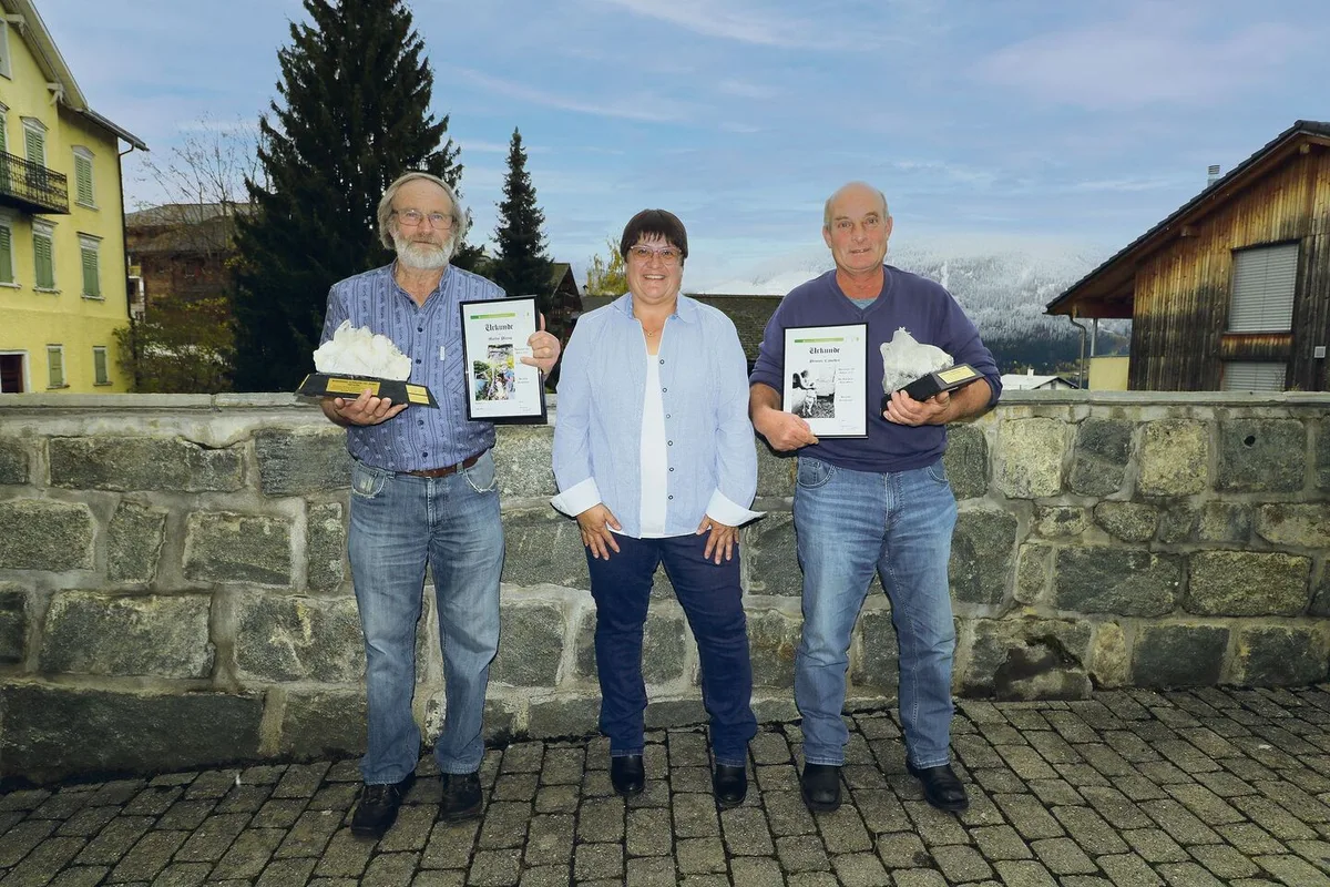 7deb316012e167e6885f0126b87284cf0778dd9ff58c510b5d38bee27f54cdc0 Präsidentin Christa Buchli mit den Alpmeistern des Jahres, Martin Plump beim Jungvieh (links) und Primus Cajochen beim Milchvieh.