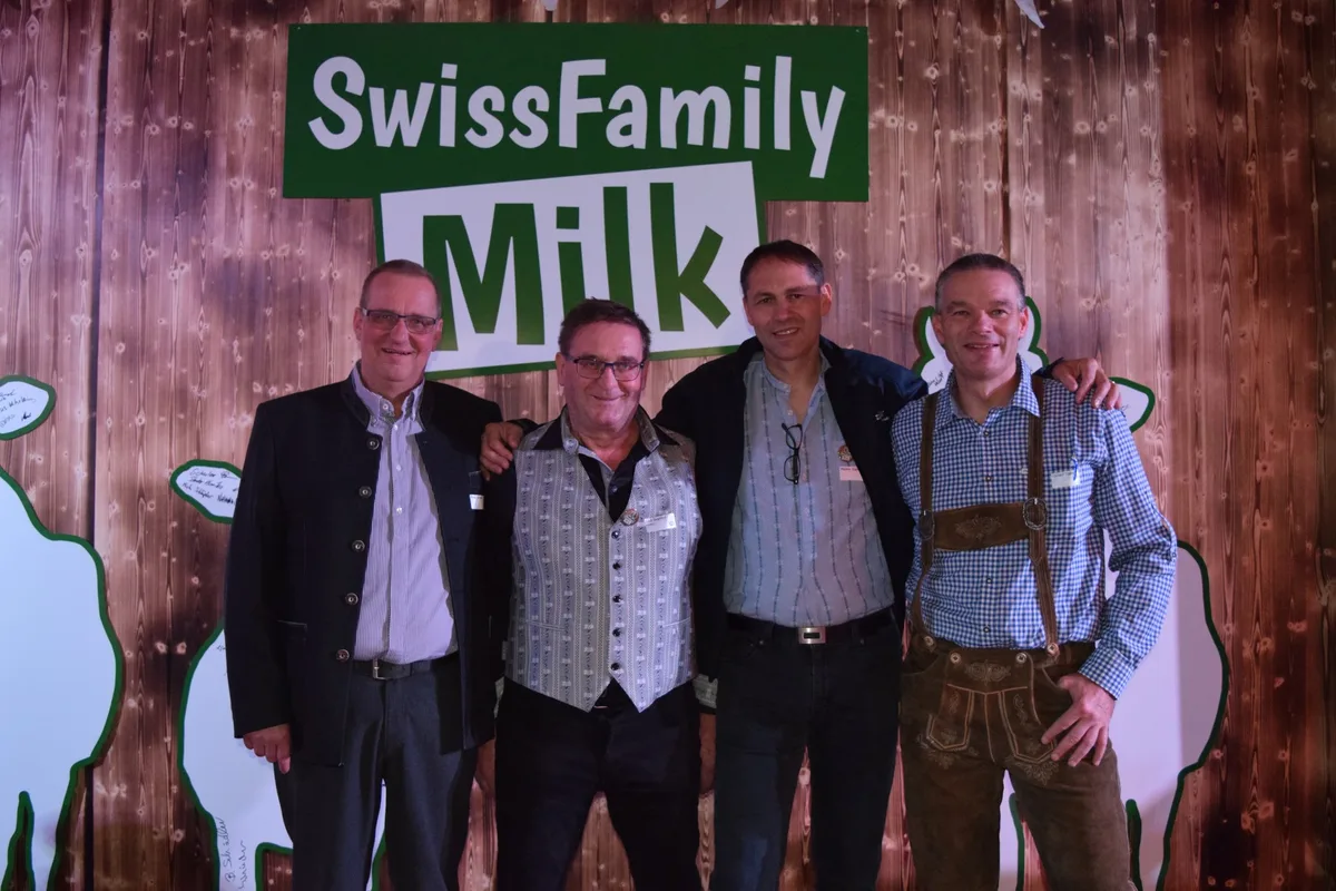 5891a9591a94ef6f8a08a317668bea61b52e5608 Markus Forster, Godi Siegfried, Markus Züger und Christof Züger (v.l.n.r.) vor dem «Swiss Family Milk»-Logo. (Bilder sgi)