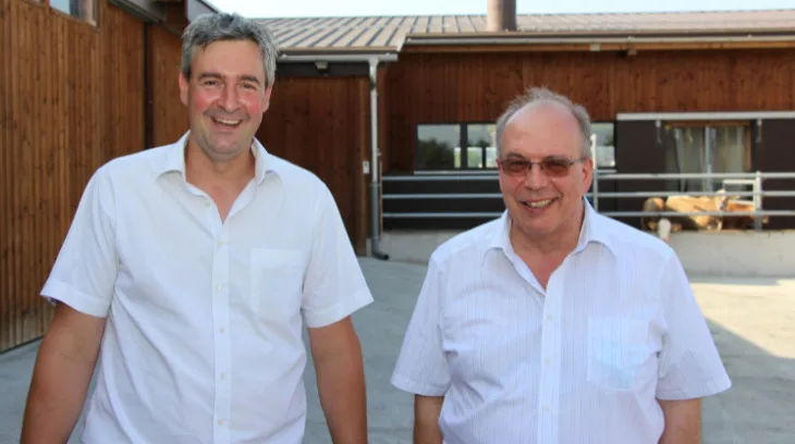 Der Präsident Christian Glur von Swiss Beef Mittelland freut sich mit Thomas Jäggi, Sekretär von Swiss Beef CH, über das «50 +1»- Jubiläum. (Bild Hans Rüssli)