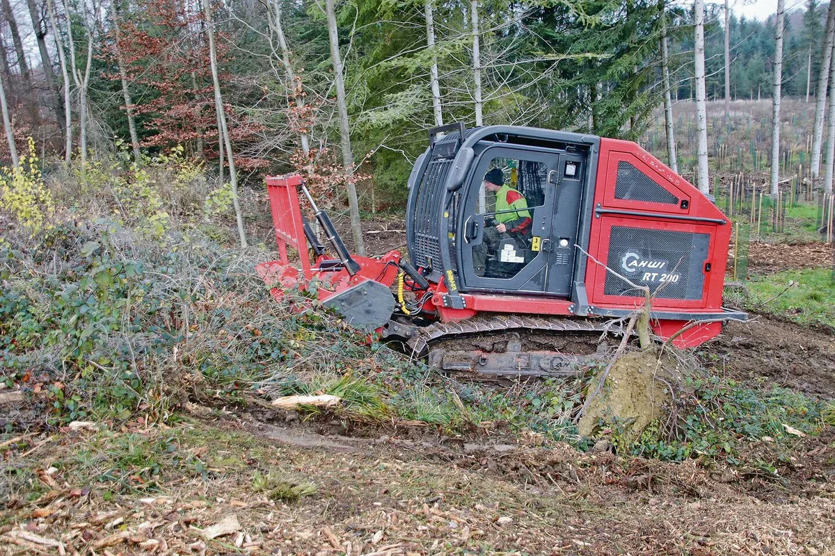 Das mit Raupen versehene Trägerfahrzeug RT 200 wird von Prinoth hergestellt, einem italienischen Unternehmen, das auf Pisten- und andere Raupenfahrzeuge spezialisiert ist.