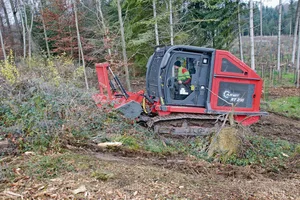 Das mit Raupen versehene Trägerfahrzeug RT 200 wird von Prinoth hergestellt, einem italienischen Unternehmen, das auf Pisten- und andere Raupenfahrzeuge spezialisiert ist.