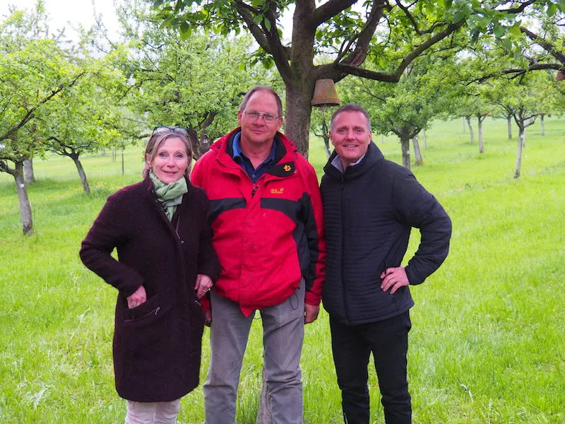 c3bfadb45ab71551a41f67c4884885988ca1953d Gastgeber Jakob Kaufmann in seinem Hochstammobstgarten, umringt von Hochstamm Suisse Co-Präsidentin Maya Graf und Geschäftsführer Pierre Coulin. (Bild zVg)