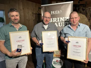 Die geehrten Sbrinz-Produzenten: Armin Rölli von der Bergkäserei Langentannen, Buochs; Thomas Scheuber von der Alpkäserei Untertrübsee, Engelberg und Stefan Bammert von der Käserei Rotmoos, Rengg.