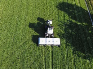 Der Ecorobotix hat eine Arbeitsbreite von sechs Metern. Unter der Haube am Heck erfolgt die gezielte Düsen-Applikation auf die Zielpflanzen. Im Frontanbau sind ein Frischwassertank sowie der Ausbringtank und die Pumpentechnik montiert.