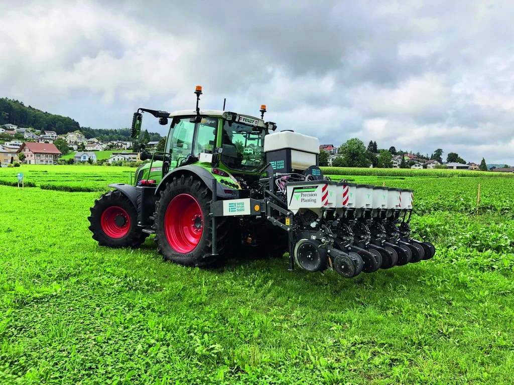 Swiss-Future-Farm-Smart-Farming An einem Fendt-Traktor ist eine Sämaschine angehängt.