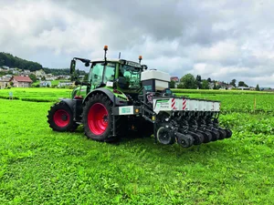 Auf der Swiss Future Farm in Tänikon TG arbeiten drei Partner zusammen an Methoden des Precision Farmings.