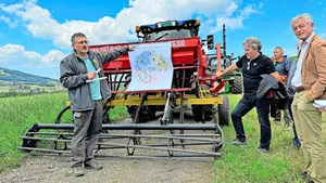 «Jetzt ist der Zeitpunkt ideal, um sich Gedanken zur Gründüngungsmischung und Saattechnik zu machen», rät Bernhard Streit, links im Bild, den Teilnehmern des zweiten Produzententags. Er verweist auf das Merkblatt von IP-Suisse zum Anbau von pflanzenschutzmittelfreiem Winterweizen.