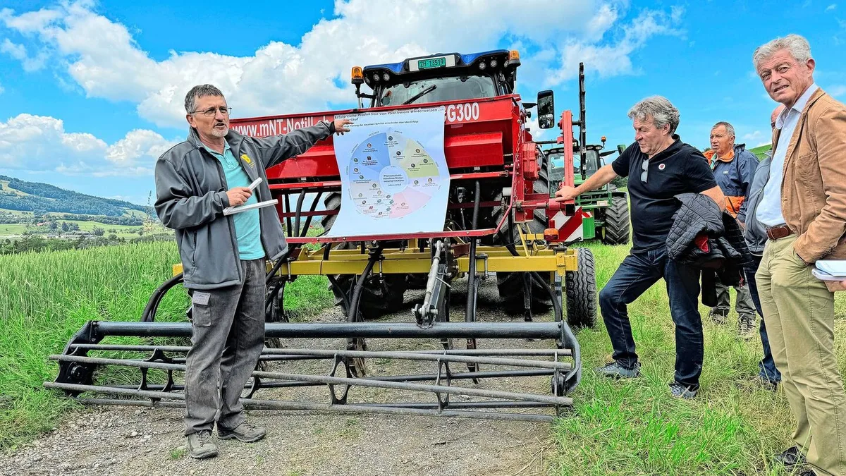 «Jetzt ist der Zeitpunkt ideal, um sich Gedanken zur Gründüngungsmischung und Saattechnik zu machen», rät Bernhard Streit, links im Bild, den Teilnehmern des zweiten Produzententags. Er verweist auf das Merkblatt von IP-Suisse zum Anbau von pflanzenschutzmittelfreiem Winterweizen.