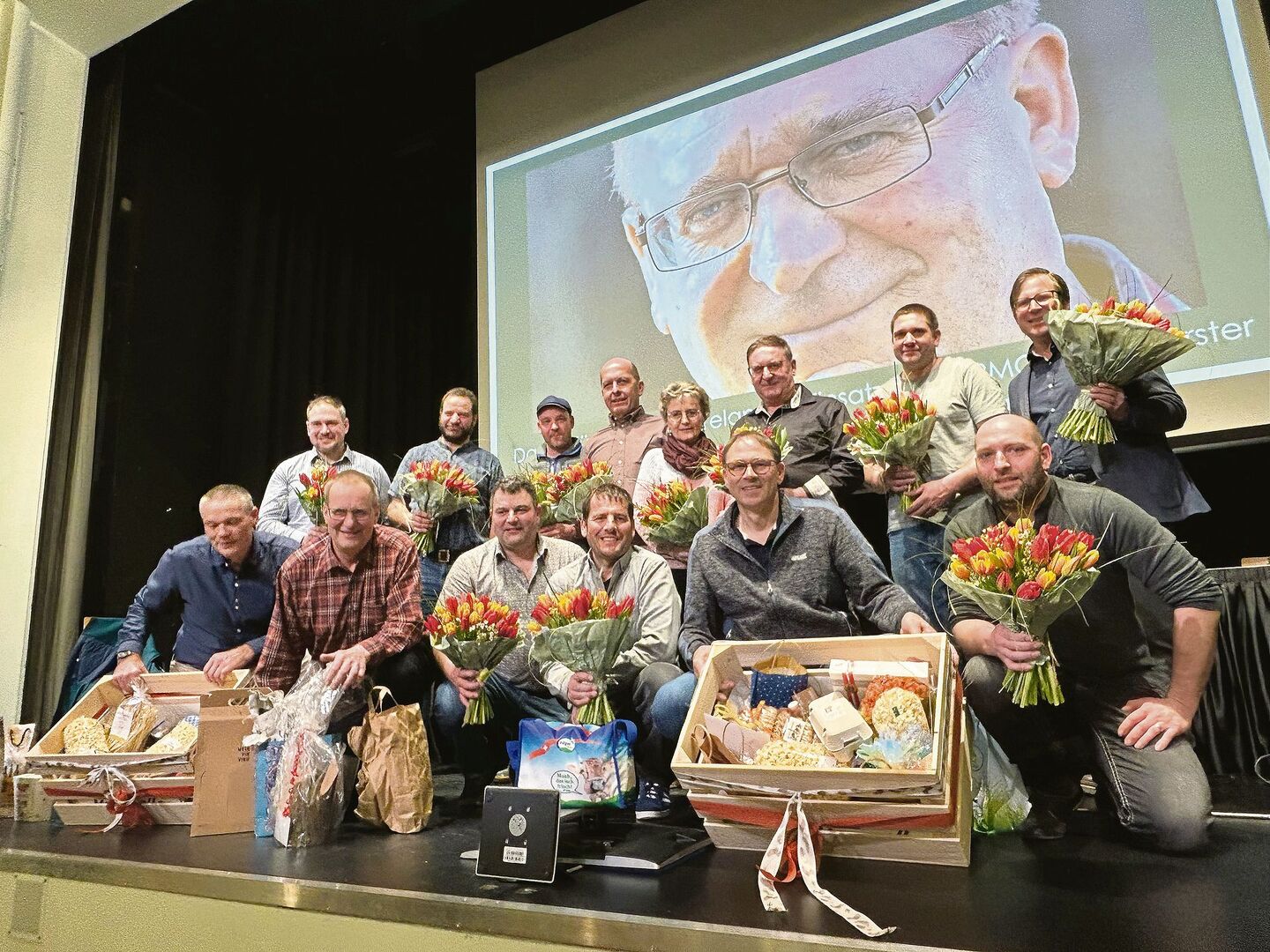 Die Verabschiedung von Godi Siegfried: Er ist im Hintergrund in Übergrösse, in der hinteren Reihe mit seiner Frau Heidi (4.  v.  r., 3.  v.  r). Neuer Präsident ist Martin Huber (hinten, 1.  v.  r.).