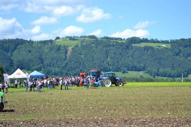 5595c8f7b229ee37f0a470d40e97d8c989c7b145 Sonne, Maschinen und ganz viel Wissen und Wissenswertes: der Bio-Ackerbautag 2019 war ein Erfolg. (Bild jsc)
