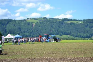 Sonne, Maschinen und ganz viel Wissen und Wissenswertes: der Bio-Ackerbautag 2019 war ein Erfolg. (Bild jsc)