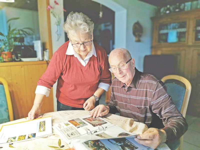 Christine und Peter Burkhalter blättern in einem Fotobuch. Die beiden hatten lange Zeit kein Handy und haben es dennoch geschafft, zusammen ein erfolgreiches kleines Unternehmen auf die Beine zu stellen. Sie zäunten die halbe Westschweiz ein. (Bilder sb)