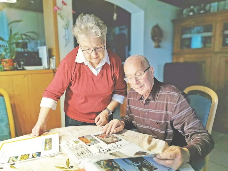 ce55c8709dfeee7b6f3b31526800ffe84bc47d52 Christine und Peter Burkhalter blättern in einem Fotobuch. Die beiden hatten lange Zeit kein Handy und haben es dennoch geschafft, zusammen ein erfolgreiches kleines Unternehmen auf die Beine zu stellen. Sie zäunten die halbe Westschweiz ein. (Bilder sb)
