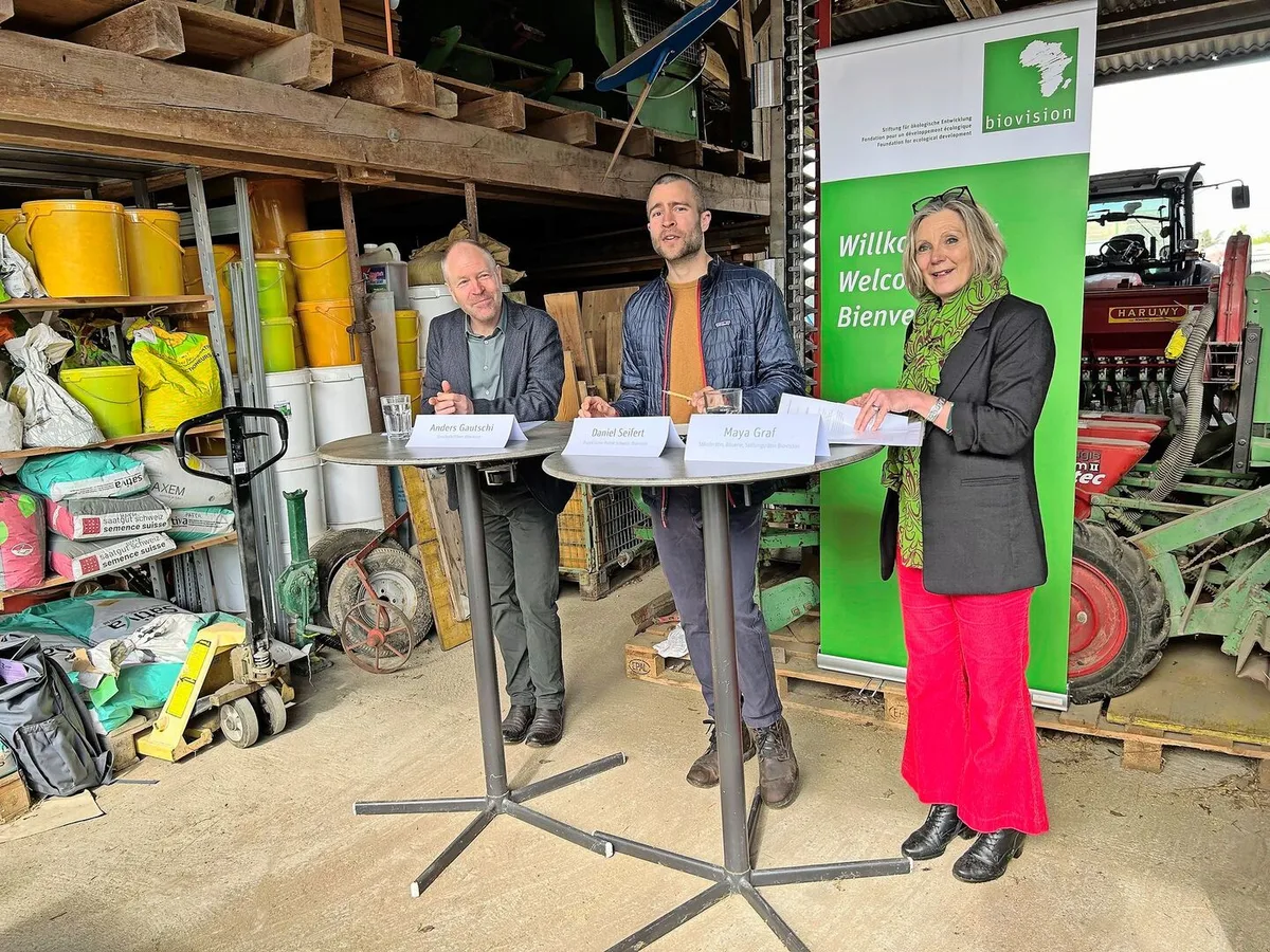 8c393886a1a54f0fdcbfc07f7ec82ec43617abf8fa5c2332fa4d93cb301ca3af Das Biovision-Team mit Geschäftsführer Anders Gautschi, Daniel Seifert und Ständerätin Maya Graf (v. l.) stellte die Agrarökologie-Studie vor.