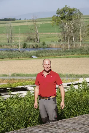 Thomas Peter ist mit Leib und Seele Leiter des Forstgarten Lobsigen. Der Betrieb untersteht dem Kanton, dennoch muss er selbsttragend wirtschaften und erhält keine finanzielle Unterstützung.