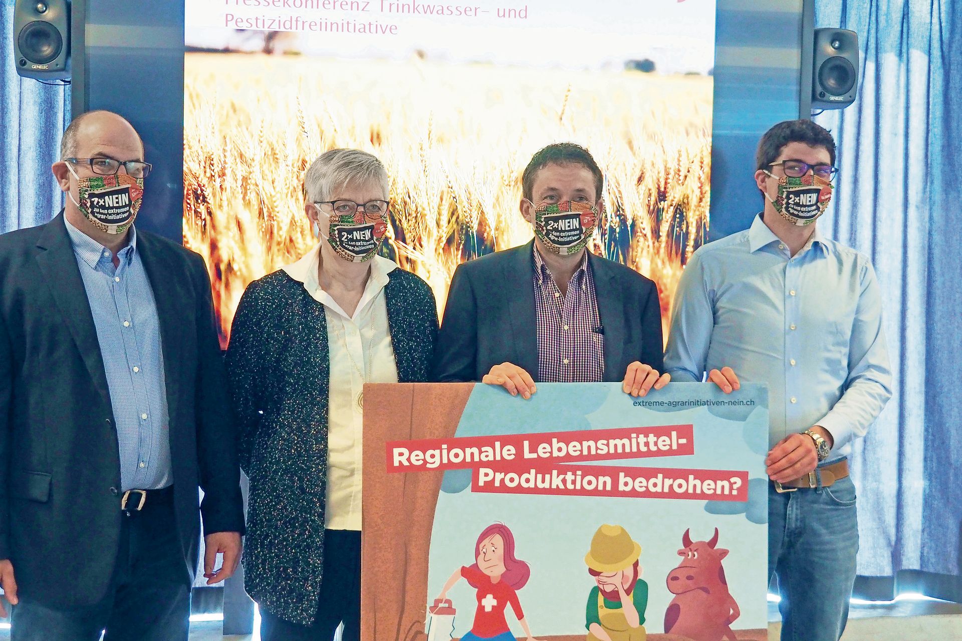 Vertreter der Bündner Landwirtschaft werben für ein doppeltes Nein zu den beiden Pflanzenschutz-Initiativen (v. l. n. r.): Fadri Stricker, Astrid Derungs, Thomas Roffler und Ursin Gustin.(Bild Christian Weber)