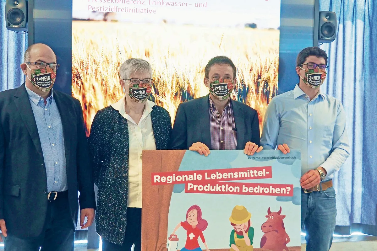 eb844d41a065c376396935821503445860394c8e Vertreter der Bündner Landwirtschaft werben für ein doppeltes Nein zu den beiden Pflanzenschutz-Initiativen (v. l. n. r.): Fadri Stricker, Astrid Derungs, Thomas Roffler und Ursin Gustin.(Bild Christian Weber)