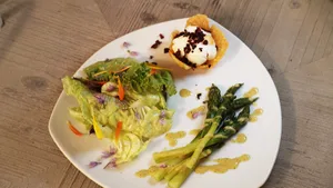 Als Vorspeise serviert Isabelle Kamber einen knackigen Salat mit Spargeln und pochiertem Ei.
