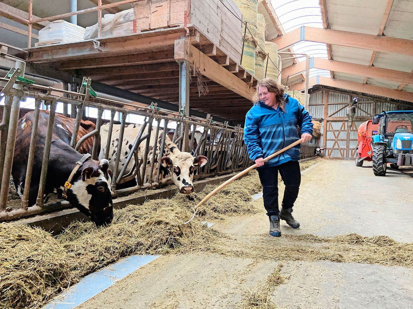 Mireille Hirt im Stall: Die Freiburger Milchproduzentin definiert Lebensqualität vor allem über Zeit für sich selbst – für einen Kaffee mit ihrem Mann, das Lesen eines Buchs oder einen Ausritt.