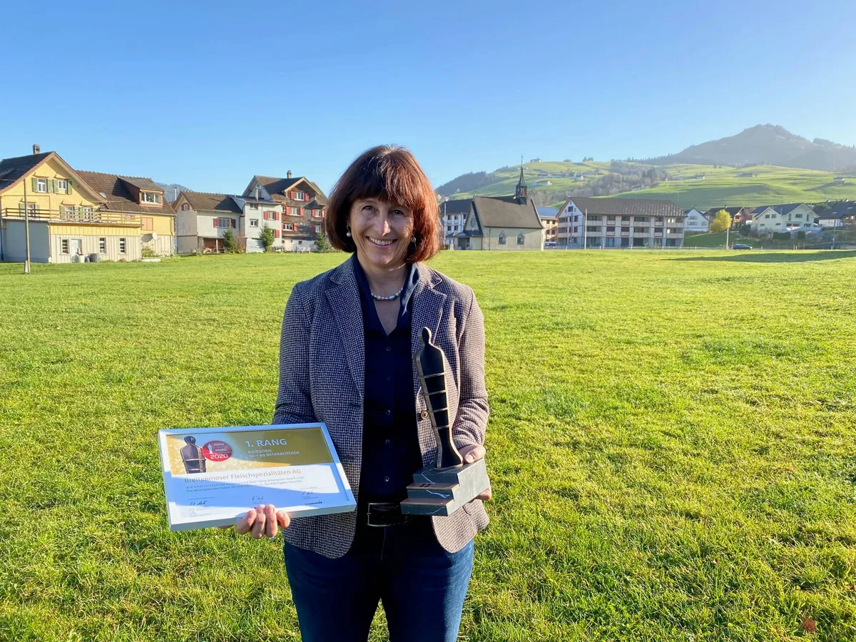 b9777d7a4eb9c7f0f46b3b1d21402c534e639264 Barbara Ehrbar-Sutter, Geschäftsführerin der Breitenmoser Fleischspezialitäten AG und ihr Team sind stolz auf die Verleihung des Schweizer Arbeitgeber Awards 2020 an ihr Unternehmen. (Bild SFF)