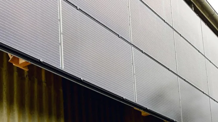 e19232e2e369b76a2d6c09b054f20424524ba754 Neben der höheren Stromproduktion im Winter haben Solaranlagen an Fassaden noch andere Vorteile. So sollen sie einfacher und günstiger zu montieren sein. (Bild Josef Scherer)