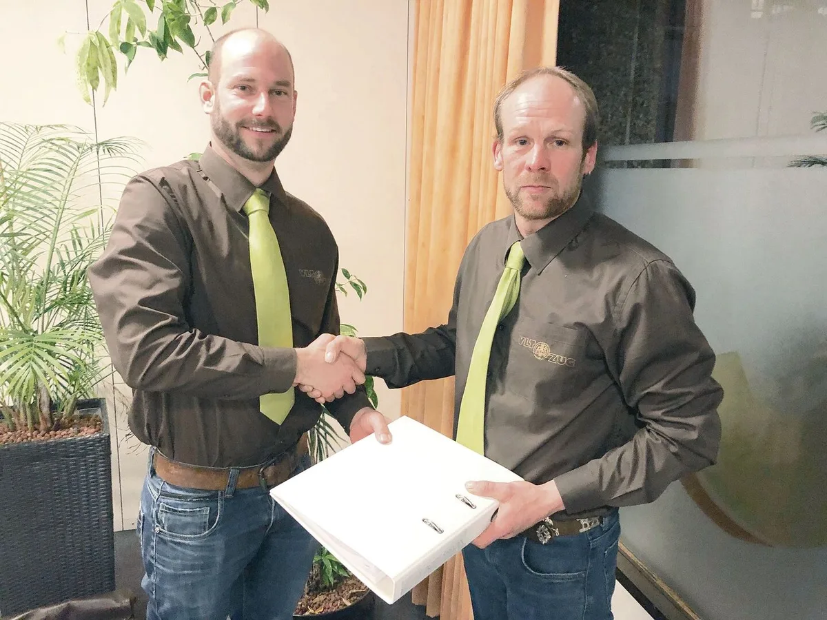 5d0e22147cd618e2df67d030610983f03cb4c842db5122a92bbd52a651259015 Beat Betschart aus Menzingen (r.) übergibt die Geschäftsführung an Randy Freimann aus Hünenberg.