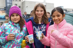 Am Donnerstag, 3. November 2022 ist in der Deutschschweiz und Romandie der Tag der Pausenmilch. Dann heisst es auf dem Pausenhof «Gesundheit!».