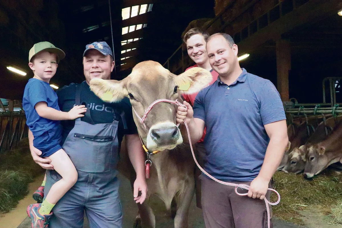 715ba05b77aae1a60e55b199c93168f8486e9b5f Sie freuen sich auf die Aargauer Eliteschau: Michael Lang mit Sohn Laurin, Hugo Studhalter mit Kuh Davina an der Halfter, der Lernende, Nick Stutz. (Bild Ruth Aerni)