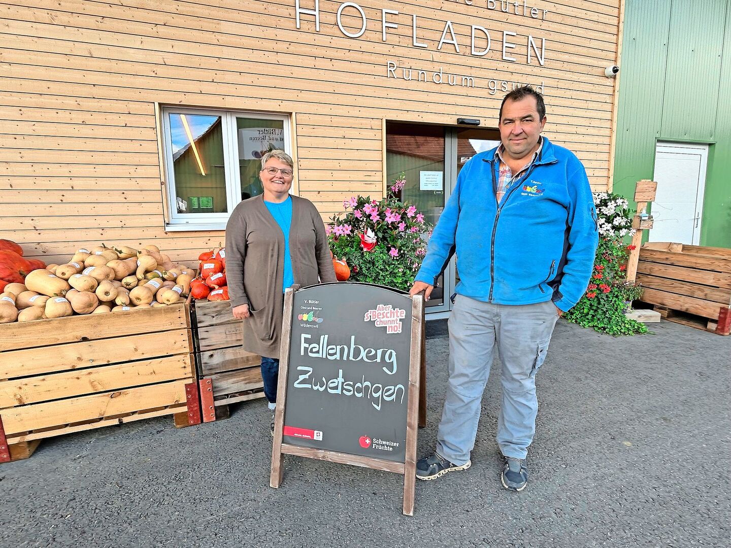 Astrid und Vinzenz Bütler stehen vor ihrem Hofladen in Wädenswil und preisen Zwetschgen an. Dieses Jahr gibt es genug, sodass ein Teil entkernt und tiefgefroren angeboten wird.