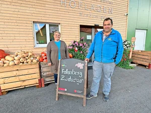 Astrid und Vinzenz Bütler stehen vor ihrem Hofladen in Wädenswil und preisen Zwetschgen an. Dieses Jahr gibt es genug, sodass ein Teil entkernt und tiefgefroren angeboten wird.