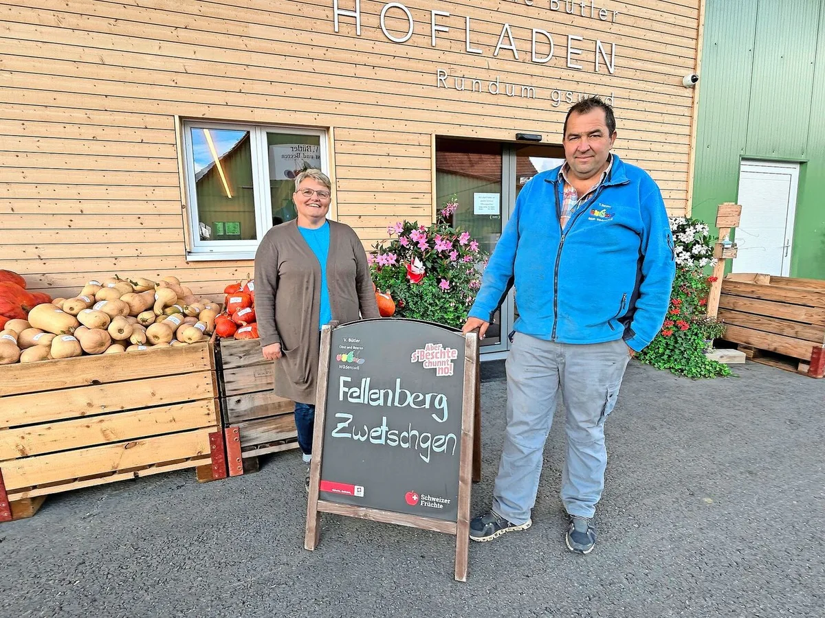 308a9a19cff80e9356dde4eb229d784c01619d6c26ba72eebdabd4074009a861 Astrid und Vinzenz Bütler stehen vor ihrem Hofladen in Wädenswil und preisen Zwetschgen an. Dieses Jahr gibt es genug, sodass ein Teil entkernt und tiefgefroren angeboten wird.