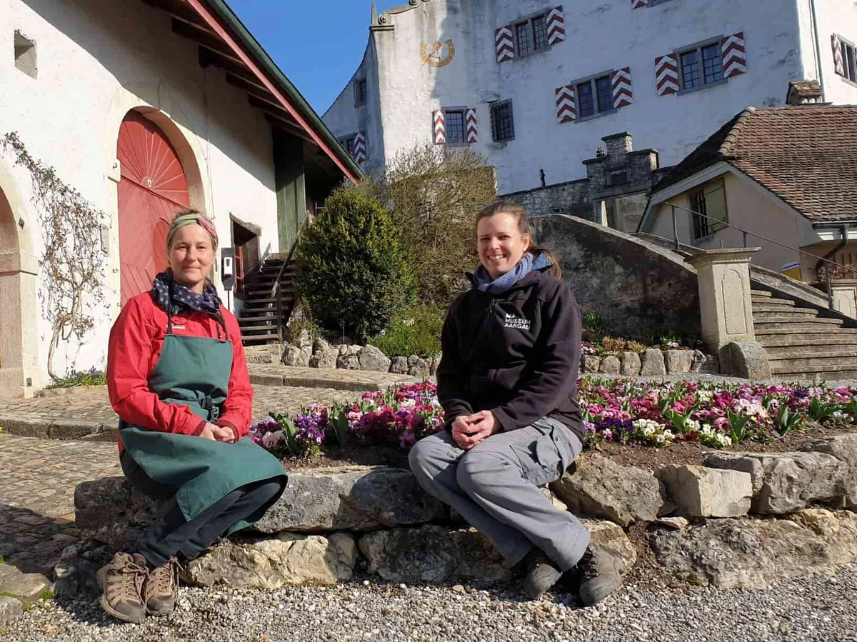 e7f4257d839b03304ce8fa2da9c2c4d018f0e65a Die Gärtnerinnen Tanya van der Laan und Melissa Gögele (rechts) lieben ihren Arbeitsplatz auf Schloss Wildegg. (Bild Ruth Aerni)