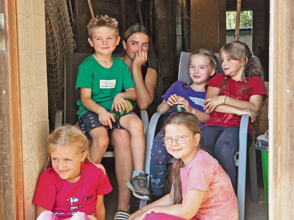 Milla hat ein Kinderlager auf dem Hof hinter sich. An Schlafen war nicht wirklich zu denken.