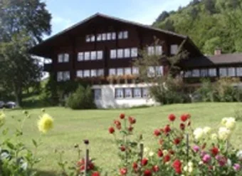 9bf12b283f6e8ca3ef75dc397c918dd225947435 Das Inforama Berner Oberland in Hondrich ist das Kompetenzzentrum für Berglandwirtschaft. Der zugehörige Landwirtschaftsbetrieb bekommt einen neuen Pächter. (Bild zVg)