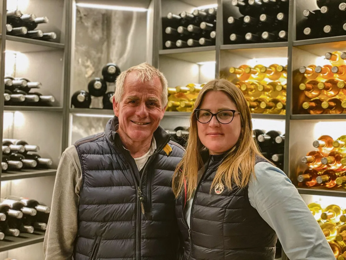 3c4b0e34b219506b1ffe18f318267553e7f501d9adff756968c3ac5623171ef7 Josef Meyer und Tochter Esther Dos Santos-Meyer im Weinarchiv. Die Landwirtin und studierte Betriebswirtin arbeitete einige Jahre im Finanzbereich. Auf Ende Jahr übernimmt sie die Pacht.