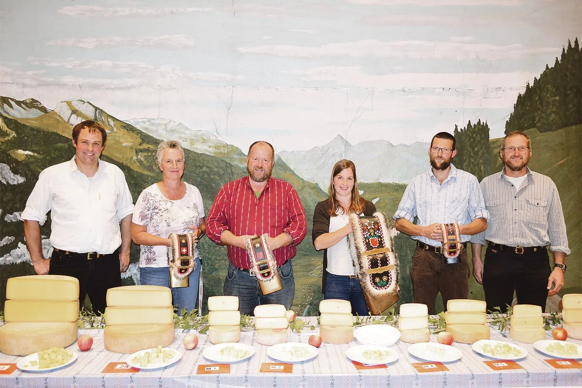 5c2c5b2d21cd7833a72d306d81d898693d0b0f63 Jury-Obmann Christoph Mächler mit den Tagessiegerinnen und -siegern. (Bild Guido Bürgler)