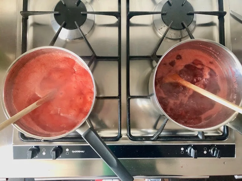 ea24aff2e18ad99d7c8823f50372d98bba4f7078 Konfi kochen: Einmal ohne Beigabe von Butter (l.), einmal mit;mit Butter schäumt es weniger (r.). (Bilder Esther Thalmann)