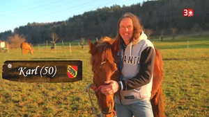 Karl hat auf seinem Betrieb Pensionspferde, Hochstammbäume und baut Hafer an.