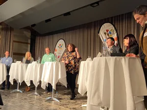 Unterhaltsame Runde: Marc Lehmann, Aline Plüss, Adrian Brönimann, Patti Basler, Hans Jörg Rüegsegger, Christine Badertscher und Michael Gysi (v.l.n.r.)